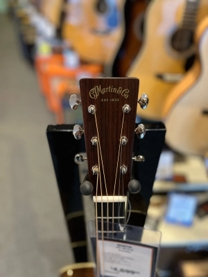 Martin Guitars - HD-28 V18 2